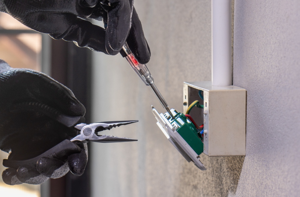 Elektriker arbeitet an Schalter