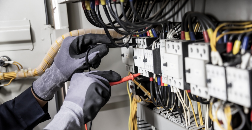 Prüfung einer Steckdose mit Multimeter